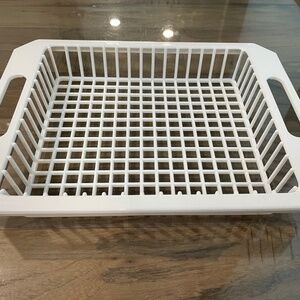 Like New Plastic Strainer Basket/Dish Drying Tray